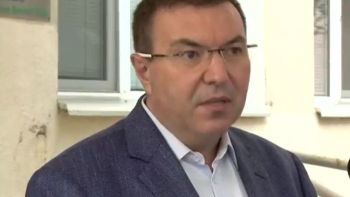 Здравният министър разкри ще се блокират ли пак градове с КПП-та заради К-19 