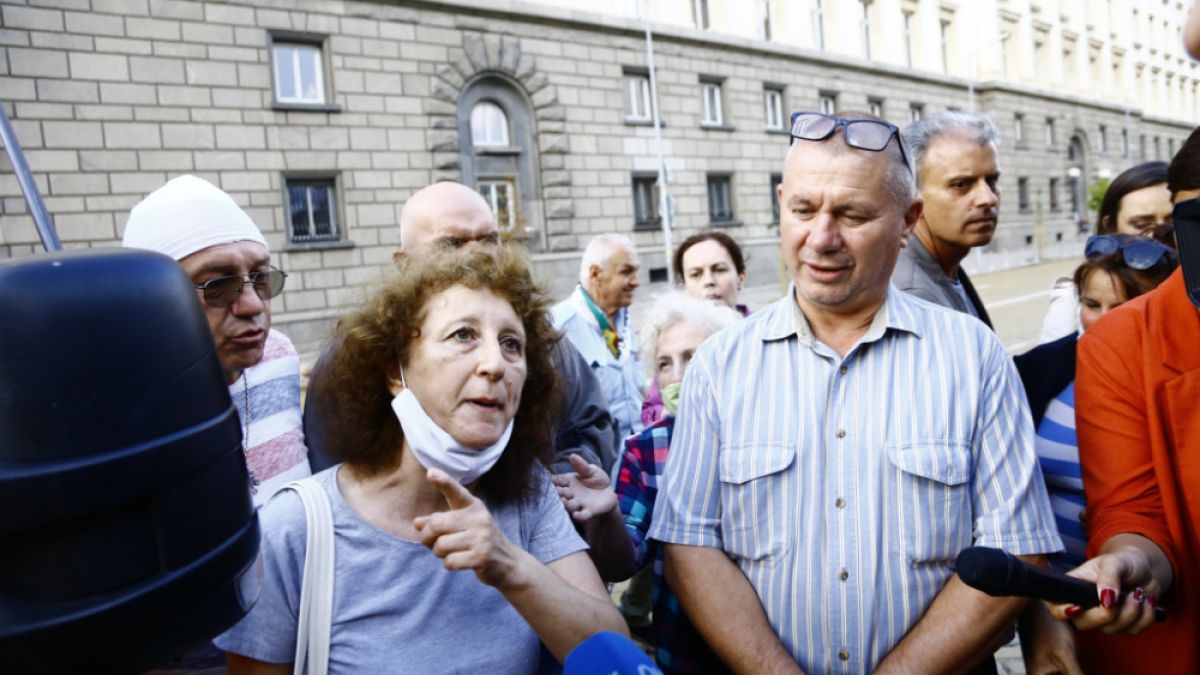 Напрежението ескалира! Едва в началото на протеста - бесен скандал и арест на гол мъж ВИДЕО