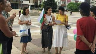 Андролова показа истината за "многолюдните" протести в страната 