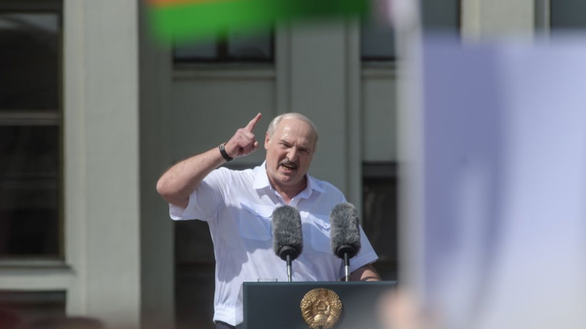Лукашенко падна на колене по време на протеста ВИДЕО 