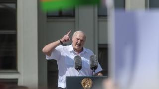 Лукашенко падна на колене по време на протеста ВИДЕО 