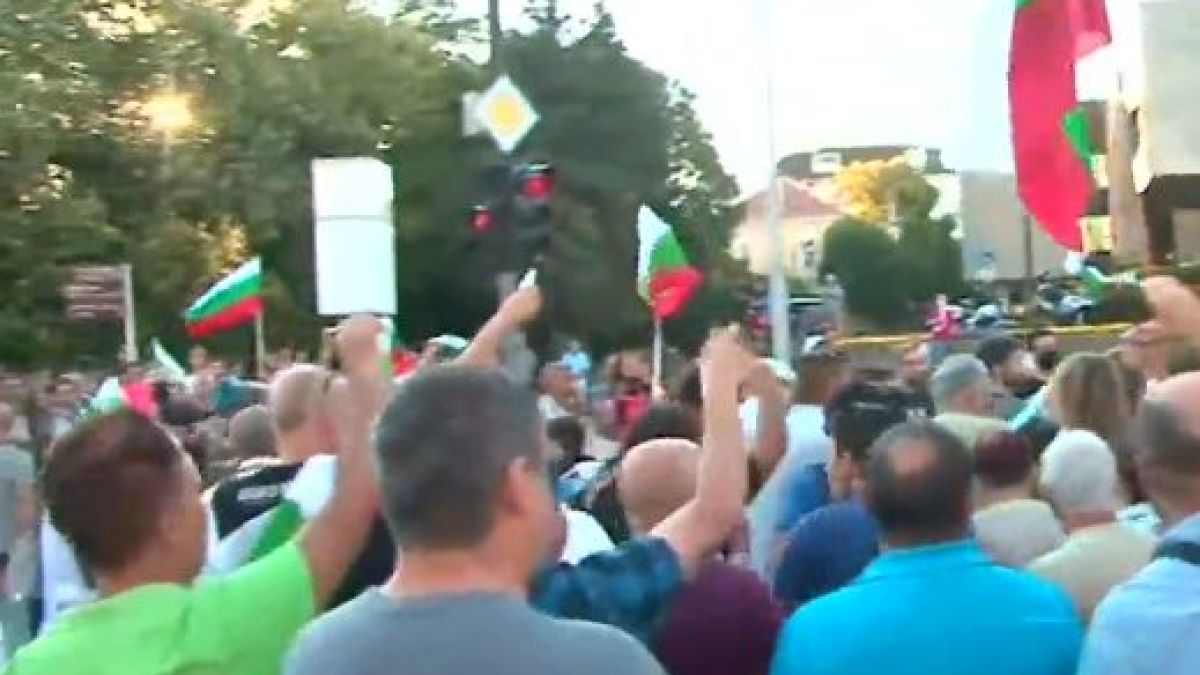 Извънредно! Напрежение пред Община Варна, президентът цъфна на протеста, там е и Портних ВИДЕО