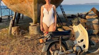 Теодора Духовникова изпоти мрежата с тези горещи по бански СНИМКИ