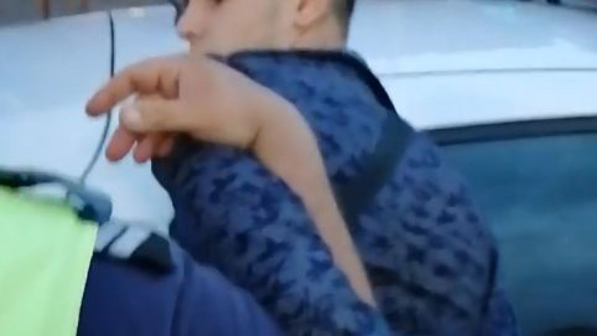 Извънредно в БЛИЦ! Екшън на протеста с въоръжен с пистолет мъж на "Орлов мост" СНИМКИ