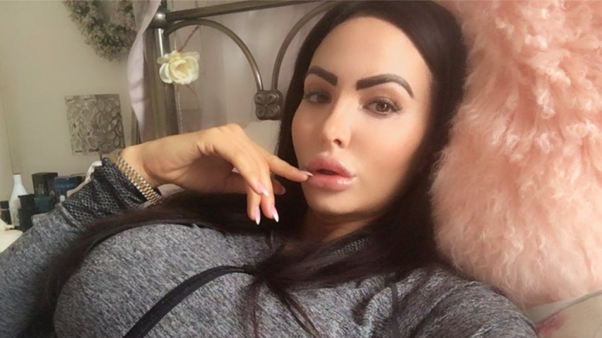 Жена даде куп пари за щръкнало дупе, а изглежда нелепо СНИМКИ 18+
