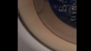 Мъж заспа в самолет, събуди се и преживя ужасен кошмар ВИДЕО