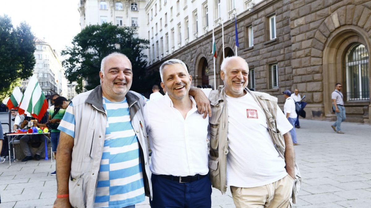 СДС: "Отровното трио" изгони хората от площада