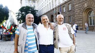 СДС: "Отровното трио" изгони хората от площада