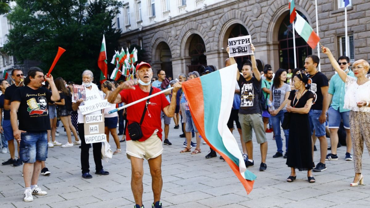 Извънредна ситуация на протеста в София, хвърчат линейки 