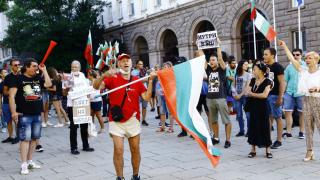 Извънредна ситуация на протеста в София, хвърчат линейки 