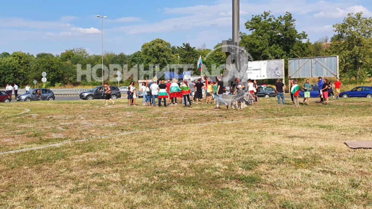 Протестиращи блокираха "Дунав мост" за повече от час  