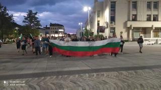 Пловдивски полицаи показаха как се вардят протестиращите! СНИМКИ