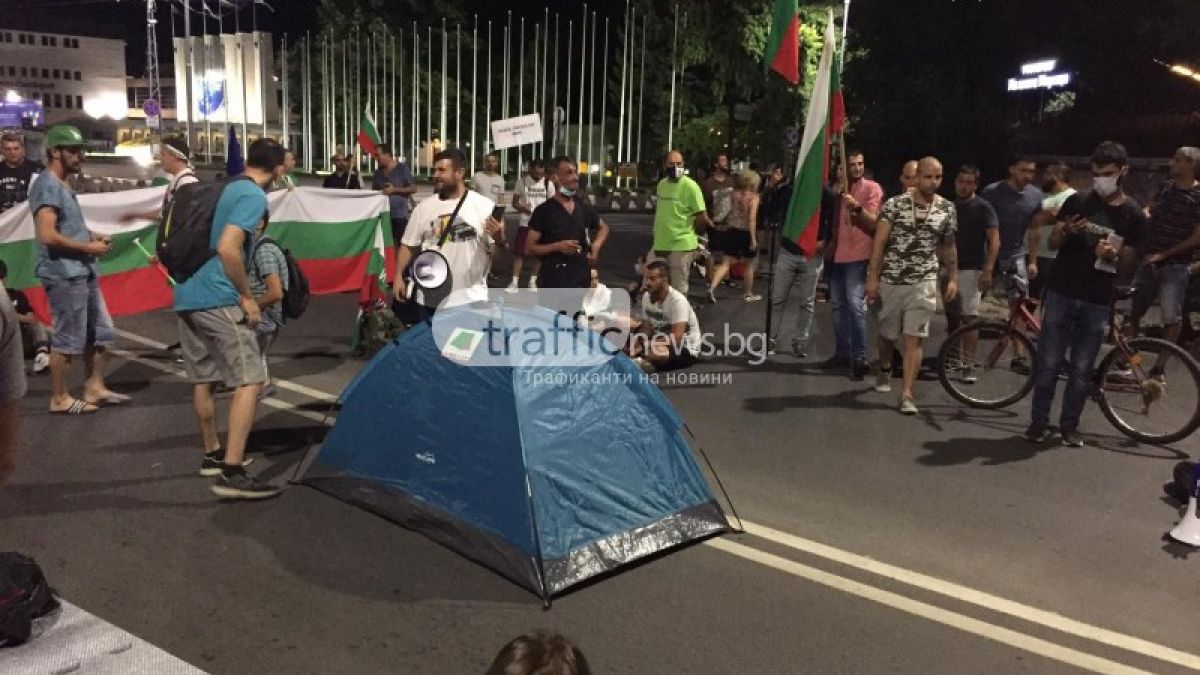 Спецакция в ранни зори в Пловдив заради блокада на протестиращи, а в София... СНИМКИ