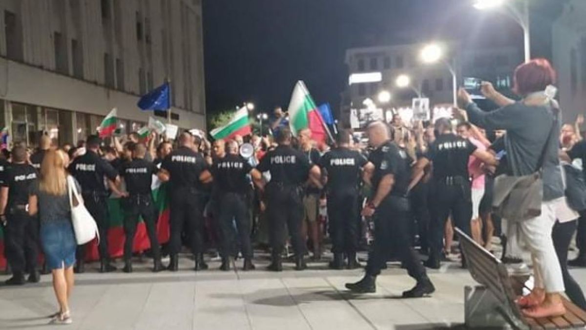 Криминални типове и пияни на протеста в Пловдив СНИМКИ