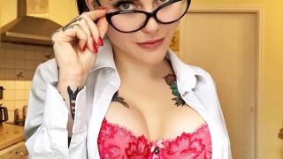 Татуирана красавица натрупа пачки с такива СНИМКИ 18+