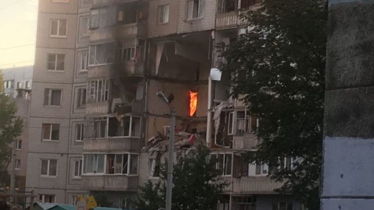 Взрив на газ срути част от блок, има загинали ВИДЕО