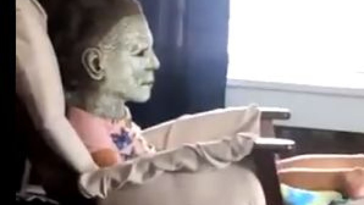 Майка засне дъщеря си на ВИДЕО и изплаши до смърт цялата мрежа 