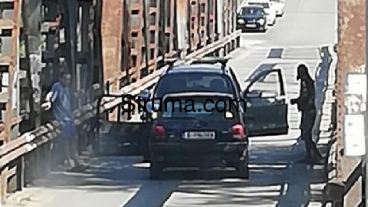 Куриозна ситуация на мост в Симитли, намеси се и полиция СНИМКА 