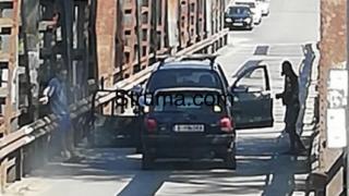 Куриозна ситуация на мост в Симитли, намеси се и полиция СНИМКА 