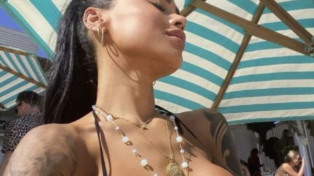 Зайче на Playboy се пусна само по предпазни маски от плажа и шокира всички СНИМКИ 18+