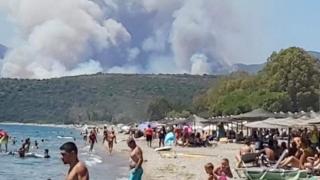 Огнен ужас на обичан от българите гръцки остров, евакуират стотици туристи СНИМКИ