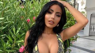 Моделка разгневи феновете си с развратен бански СНИМКИ 18+