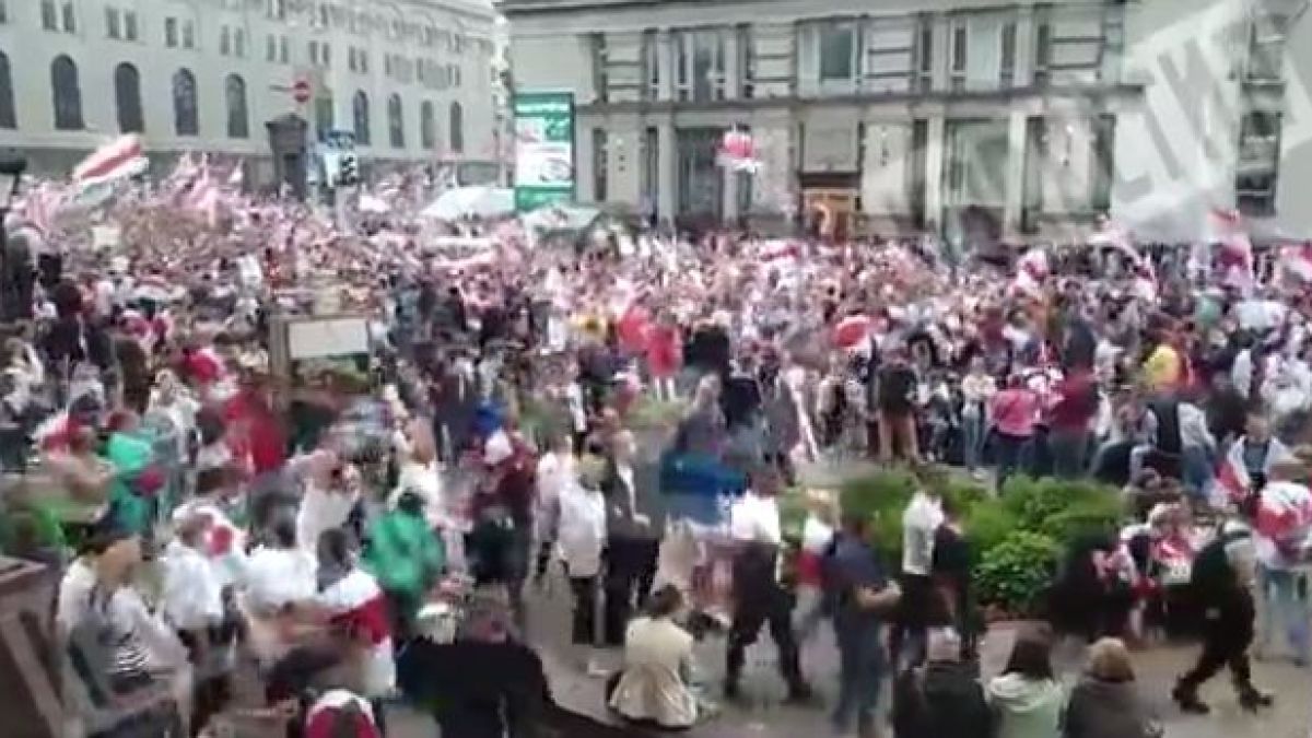 Лукашенко нарами автомат, центърът на Минск почерня от протестиращи ВИДЕО