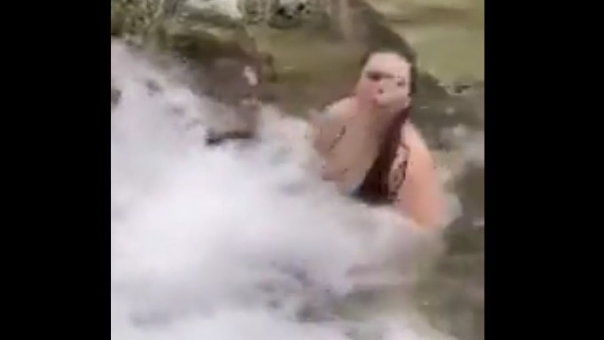 Девойка започна да пие вода от поточе, но мъж я изненада неприятно ВИДЕО