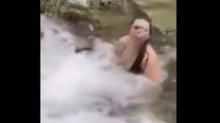 Девойка започна да пие вода от поточе, но мъж я изненада неприятно ВИДЕО