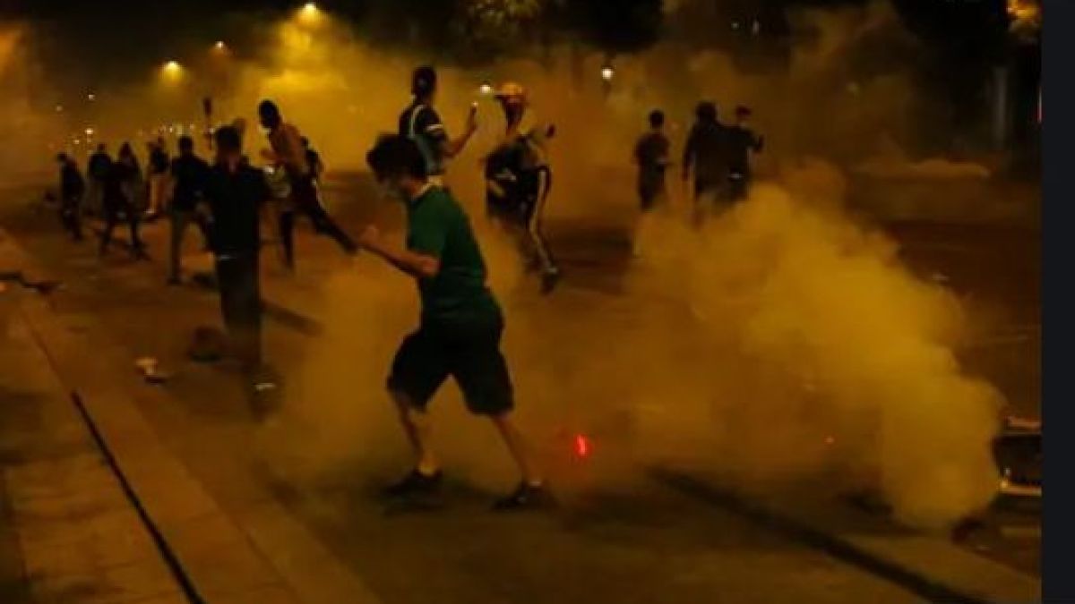 Феновете на ПСЖ устроиха масови безредици в центъра на Париж след финала ВИДЕО