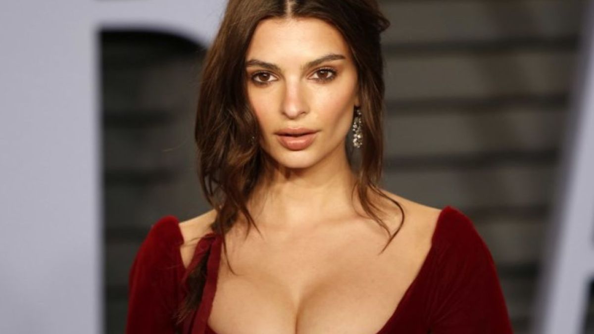 Емили Ратайковски се съблeче гола, за да си покаже интимната... СНИМКИ 18+