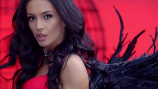 Фолкпевицата Джулия развя силиконките си на плажа СНИМКИ 18+