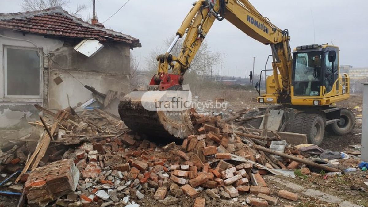 Багери нахлуха в пловдивската Арман махала, бутат наред СНИМКИ 