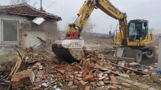 Багери нахлуха в пловдивската Арман махала, бутат наред СНИМКИ 