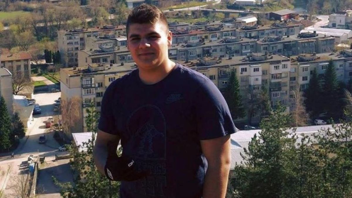 Извършена е аутопсия на починалия с К-19 абитуриент Христо Денев 