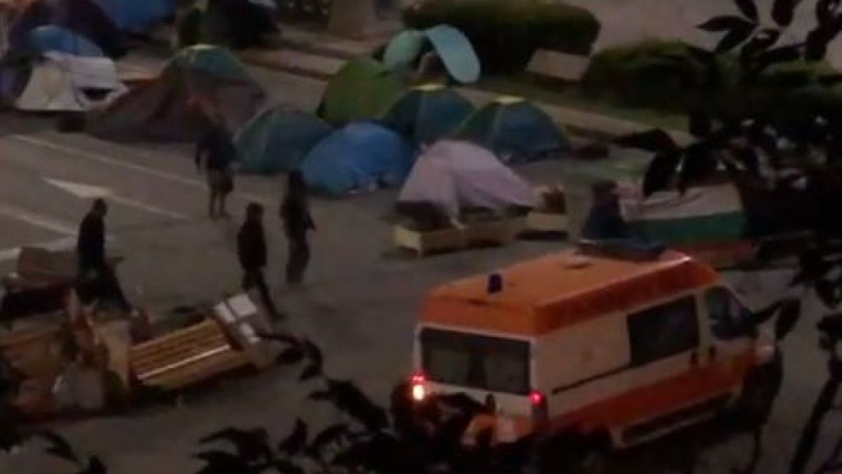 Огромен скандал! Не е за вярване какво направиха протестиращите на "Орлов мост" ВИДЕО