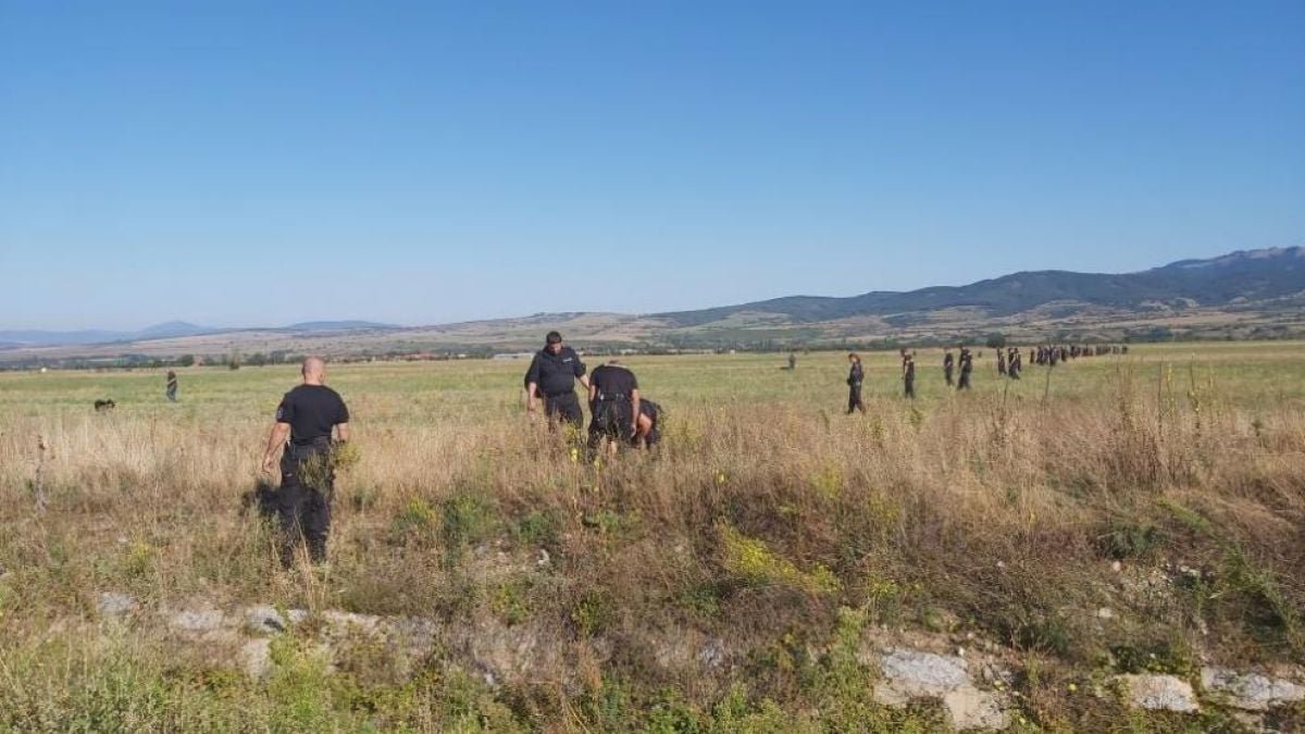 СНИМКИ показват къде и как полицаи търсят изчезналия Янек