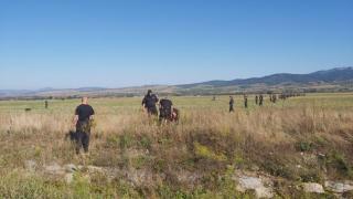 СНИМКИ показват къде и как полицаи търсят изчезналия Янек