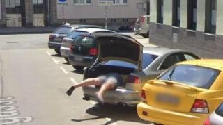 Цялата мрежа се чуди защо този човек се е заврял така в багажника си? СНИМКА 