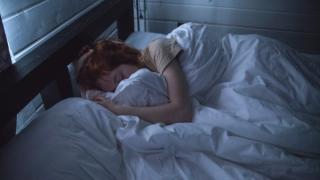 Сърцето ви бие силно нощем? Научете на какво се дължи 