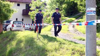 Откриха трупа на българин само по гащи и с голяма рана на главата насред полето в Сърбия, а до него...