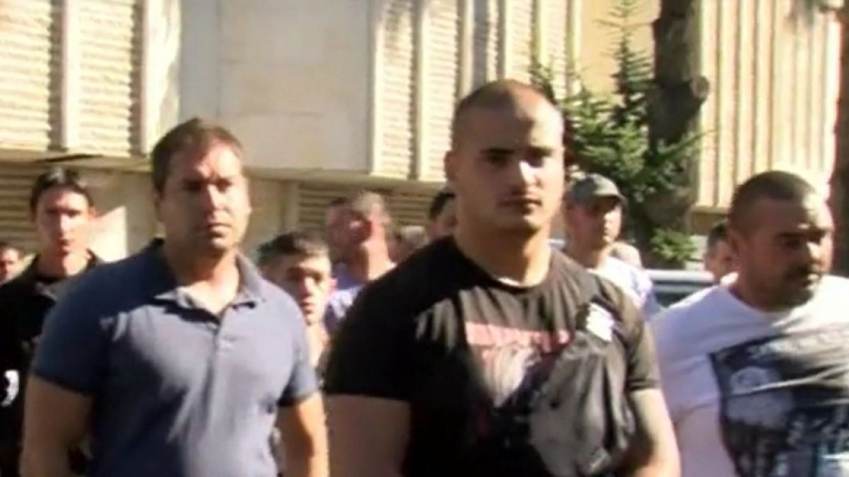 Напрежение в Дупница! Шофьори обградиха районното