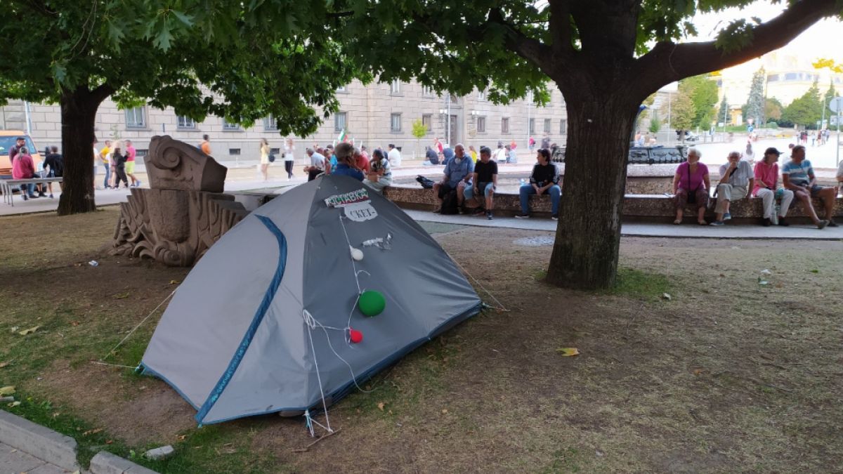 Много жалка картинка на протеста тази вечер СНИМКИ 