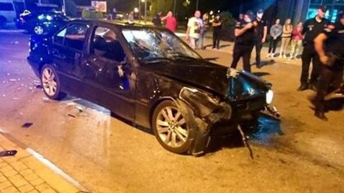 БМВ се вряза в тълпа празнуващи опозиционери в Черна гора