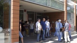 Работници от "Брикел" с декларация в защита на дружеството пред партийната централа на “Да, България“. Политиците дори не ги приеха