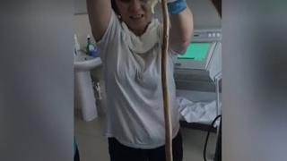 Жена заспа и змия по-дълга от метър влезе в устата й ВИДЕО 