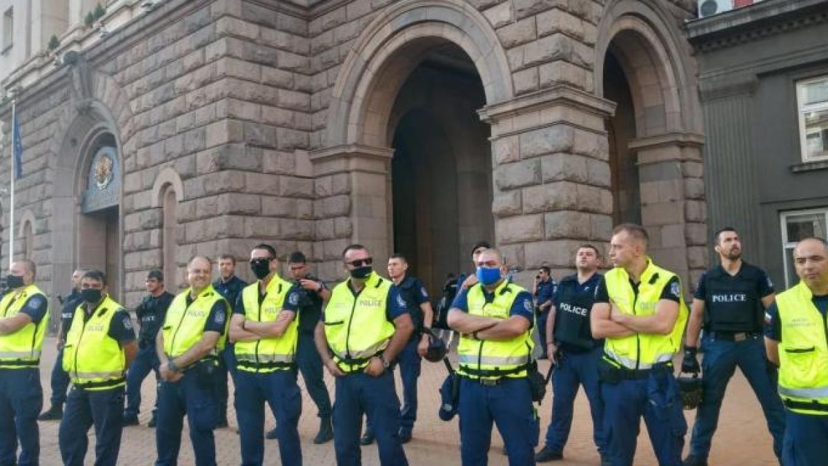 Само в БЛИЦ! Такова чудо край Министерски съвет не се е случвало 