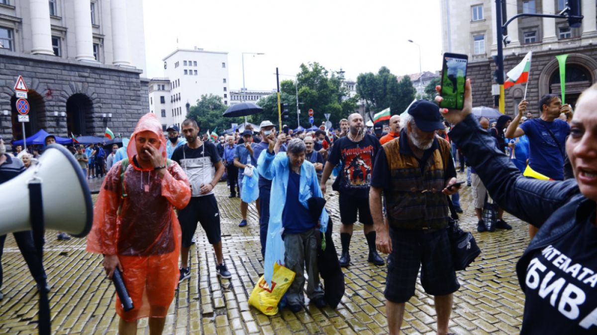 Извънредно: Полицията изпревари протестиращите и заварди центъра на София, ще се повтори ли "кървавата сряда"