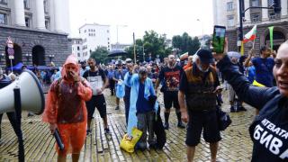 Извънредно: Полицията изпревари протестиращите и заварди центъра на София, ще се повтори ли "кървавата сряда"