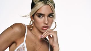 Дуа Липа се разголи и се разходи по улицата без бельо СНИМКИ 18+